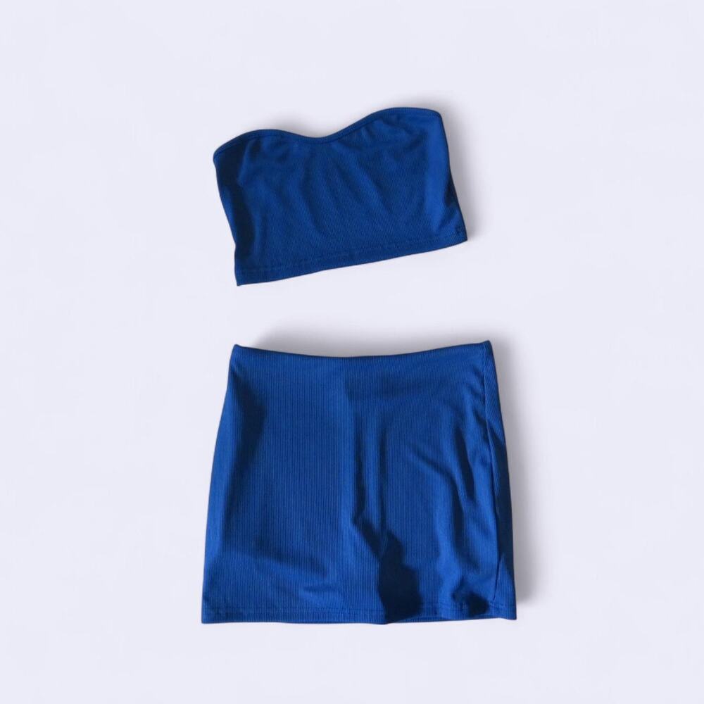 Blue ribbed tube top and